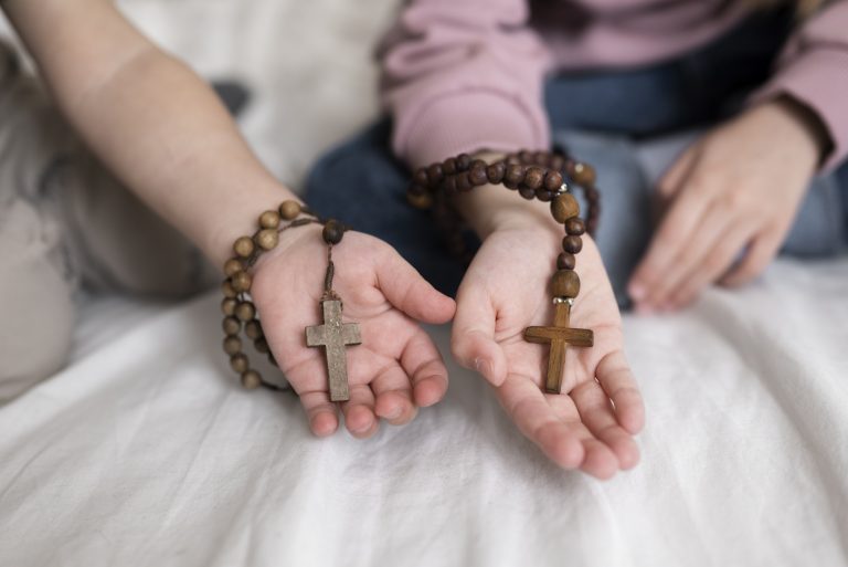 Rosario para niños: cómo enseñar a orar desde pequeños