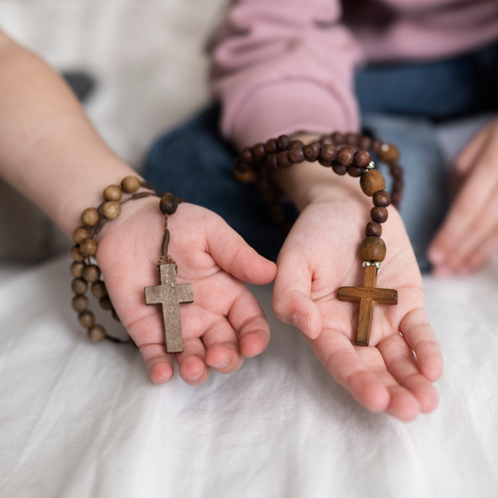 Rosario para niños: cómo enseñar a orar desde pequeños.